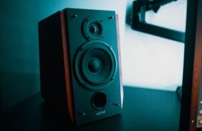 freelance-voice-over-studio-gear-speaker sample2